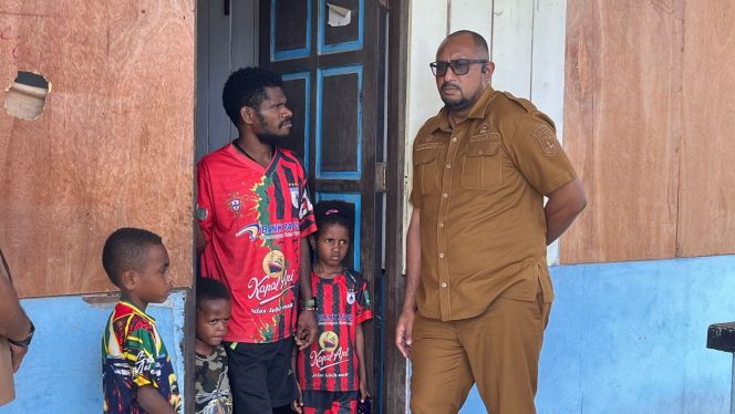 
 Suasana perjumpaan Rheinhard Maniagasi (kanan) bersama Semi Orocomna di tempat sederhana yang menjadi rumah bagi Semi dan keluarga.