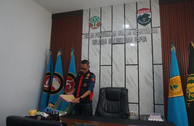 
 KasiOps Pidsus Kejati Papua Barat, Arry Verdiana SH.,MH saat menggeledah salah satu ruangan di Kantor Balai Gakkum LHK Wilayah Maluku-Papua di Sorong. 