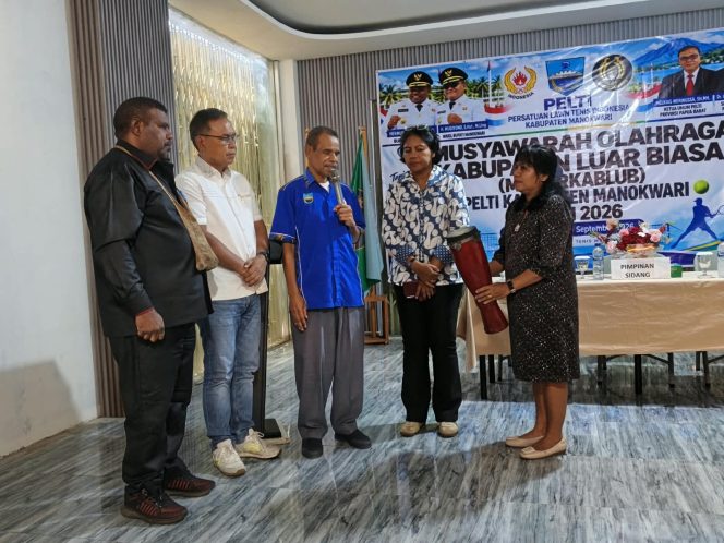 
 Ketua KONI Kabupaten Manokwari, Bons Rumbruren saat membuka Musyawarah Olahraga Kabupaten Luar Biasa, PELTI Kabupaten Manokwari, Sabtu (19/9/2026). 