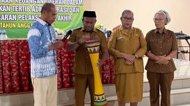Wabup Lingara hendak menabuh tifa sebagai simbol kegiatan dibuka secara resmi