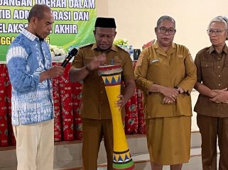 Wabup Lingara hendak menabuh tifa sebagai simbol kegiatan dibuka secara resmi