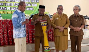 Wabup Lingara hendak menabuh tifa sebagai simbol kegiatan dibuka secara resmi