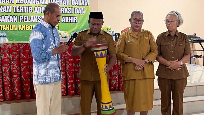 
 Wabup Lingara hendak menabuh tifa sebagai simbol kegiatan dibuka secara resmi