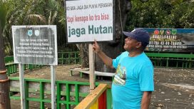 Dr. Ir. Petrus Kasihiw, MT selaku pembina YLSA saat berada di salah satu spot foto di kampung Masina