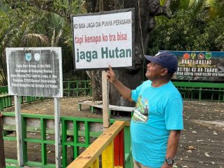 Dr. Ir. Petrus Kasihiw, MT selaku pembina YLSA saat berada di salah satu spot foto di kampung Masina