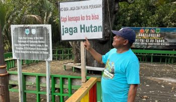 Dr. Ir. Petrus Kasihiw, MT selaku pembina YLSA saat berada di salah satu spot foto di kampung Masina