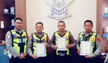 AKP Yusuf Manilet berpose bersama anggotanya untuk mengabadikan penghargaan yang diraih