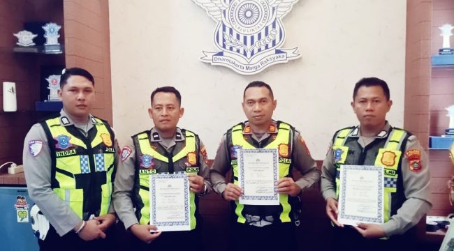 AKP Yusuf Manilet berpose bersama anggotanya untuk mengabadikan penghargaan yang diraih