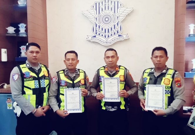 
 AKP Yusuf Manilet berpose bersama anggotanya untuk mengabadikan penghargaan yang diraih