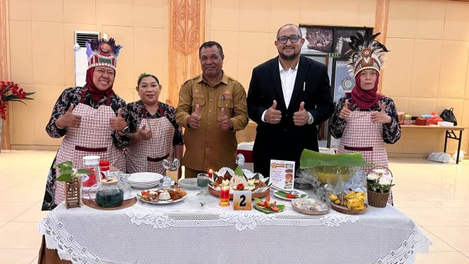 
 Asisten I dan Kepala Bakesbangpol berpose bersama tim Kesbangpol usai kegiatan lomba