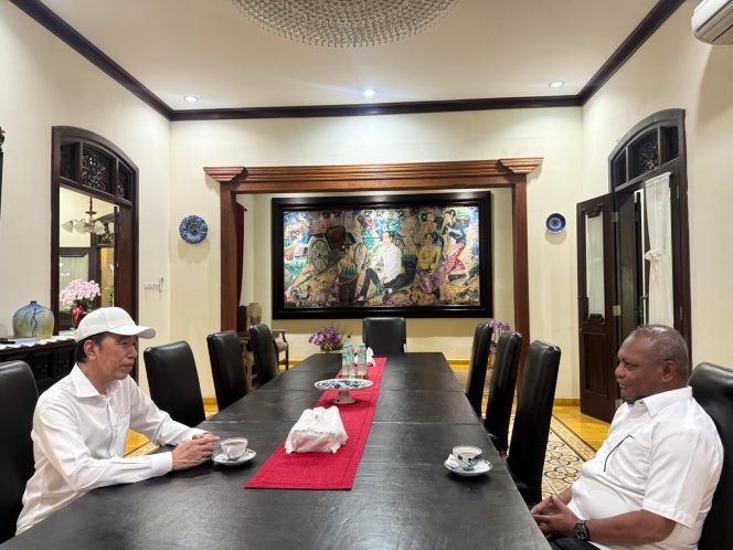 
 Suasana pertemuan antara Pit Kasihiw (kanan) dan Presiden RI ke-7, Jokowi