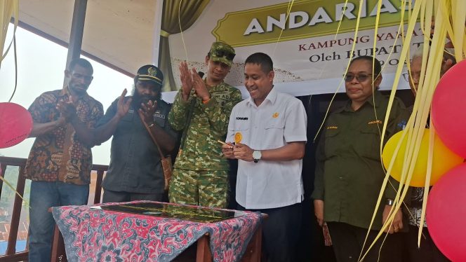 
 Bupati Anisto meresmikan rumah singgah dan beberapa ruang kelas baru di kampung Yakati