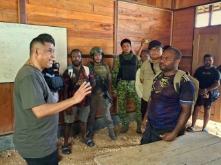 Bupati berdiskusi bersama pihak sekolah tentang pemulihan kondisi pendidikan di Moskona Utara