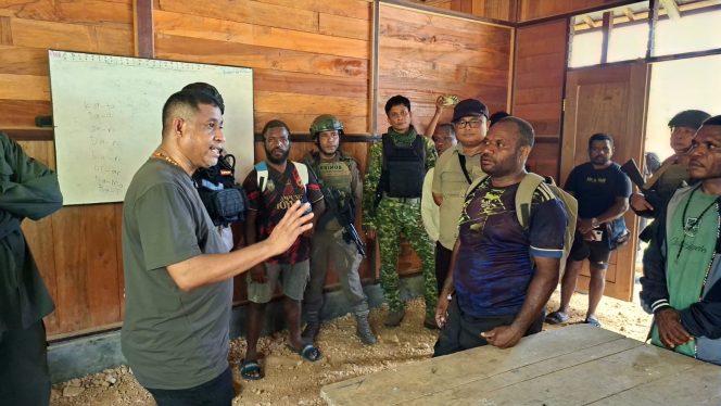 
 Bupati berdiskusi bersama pihak sekolah tentang pemulihan kondisi pendidikan di Moskona Utara
