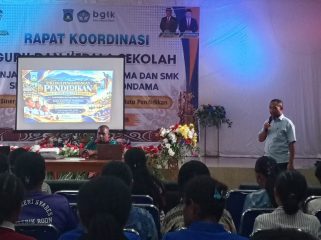Dr. Elisa Kurube saat paparan di hadapan forum