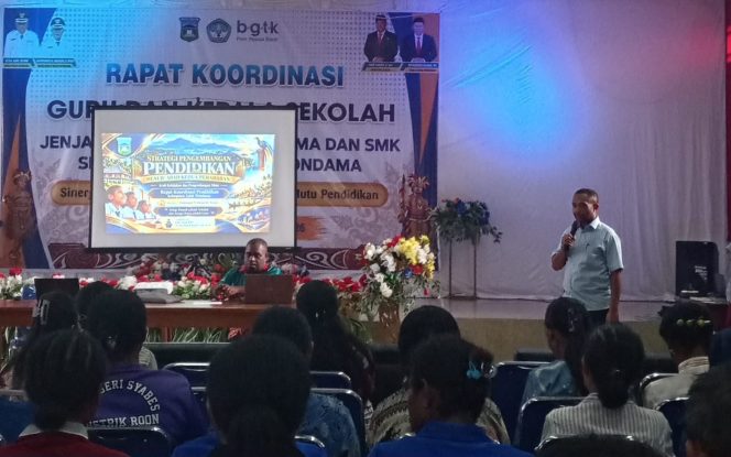 
 Dr. Elisa Kurube saat paparan di hadapan forum
