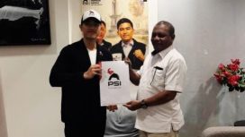 Petrus Kasihiw (kanan) menerima SK sebagai Ketua yang diserahkan langsung Ketum PSI, Kaesang Pangareb