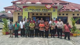 Foto bersama usai kegiatan di Polsek Prafi