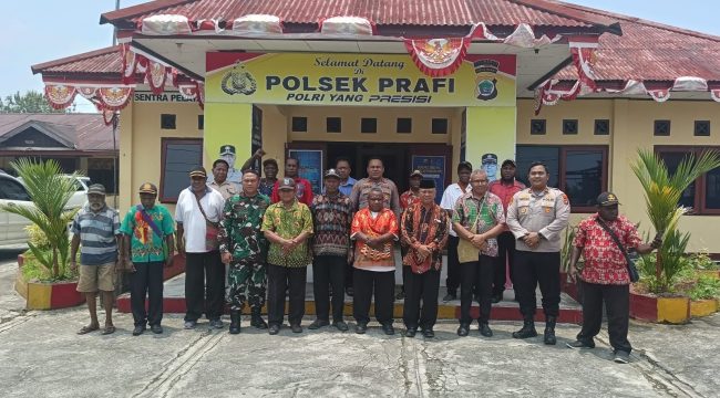 Foto bersama usai kegiatan di Polsek Prafi
