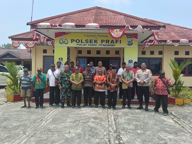 
 Foto bersama usai kegiatan di Polsek Prafi