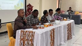 Dr. Victor Rumere (paling kiri) tengah menjelaskan isi buku kepada forum