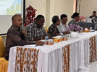 Dr. Victor Rumere (paling kiri) tengah menjelaskan isi buku kepada forum