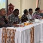 Dr. Victor Rumere (paling kiri) tengah menjelaskan isi buku kepada forum