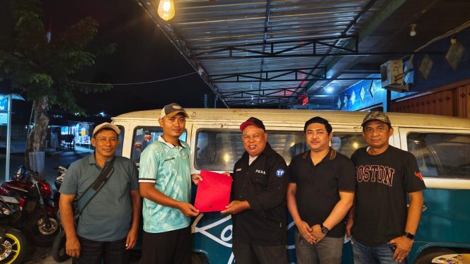 
 Ketua JMSI Papua Barat, Valentino Wanma (baju hijau) menyerahkan surat mandat secara resmi, Senin malam