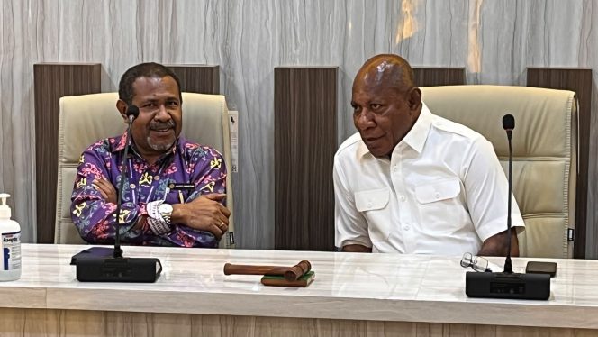 
 Bupati Elysa Auri (kanan) saat berbincang bersama Rektor Unipa, Prof. Hugo Warami mengenai konsep besar untuk menjadikan Wondama sebagai pusat peradaban Orang Papua