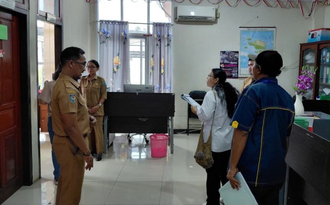 
 Tim penilai didampingi Sekretaris Bakesbangpol saat berada di salah satu ruangan yang menjadi sasaran penilaian