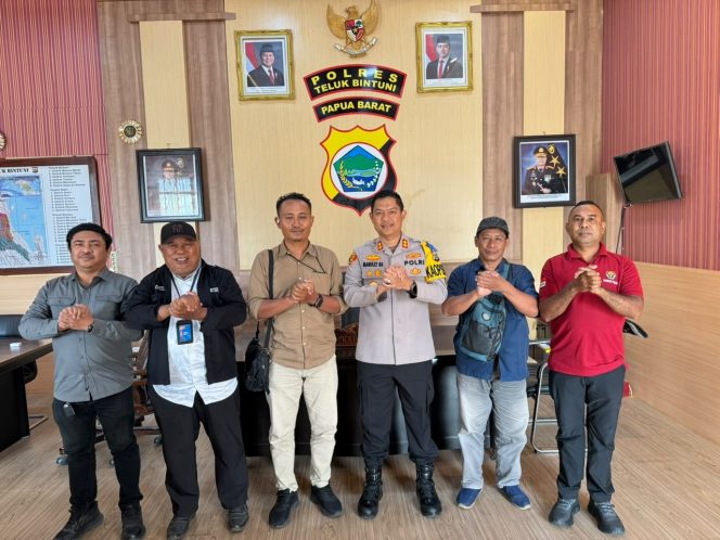 
 Foto bersama Kapolres usai audiens membicarakan pembentukan PC JMSI Teluk Bintuni